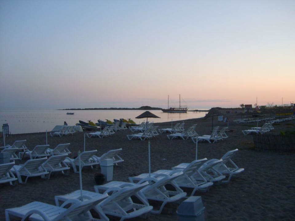 Hotelstrand am Abend Hotel Gardenia Beach