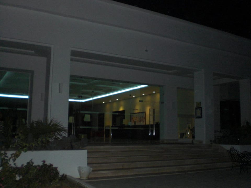 Hoteleingang bei Nacht Hotel Thalassa Mahdia