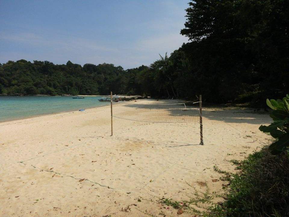 Strand mit Volleyballfeld Tenggol Island Beach Resort