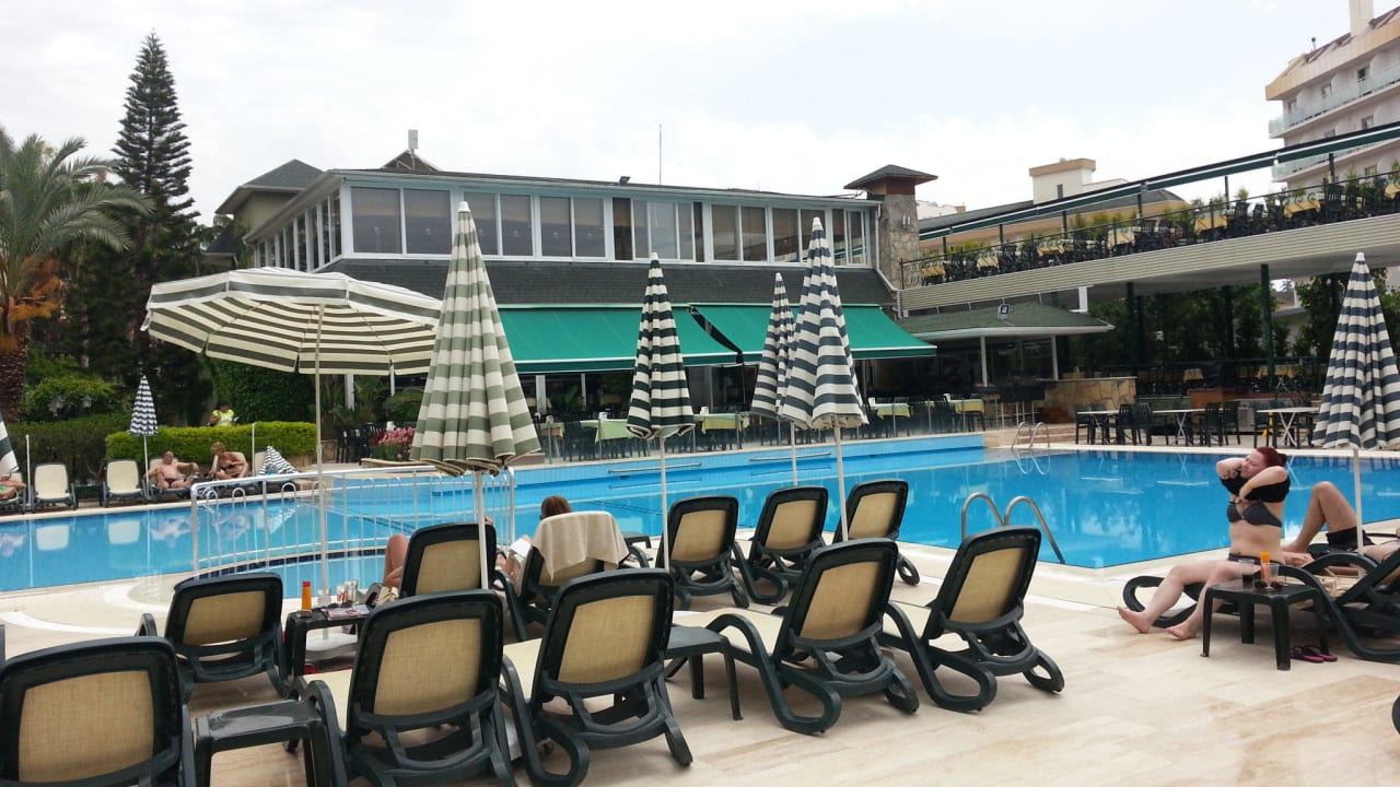 Hauptrestaurant mit Terrasse gegenüber der Animation Hotel Gardenia Beach