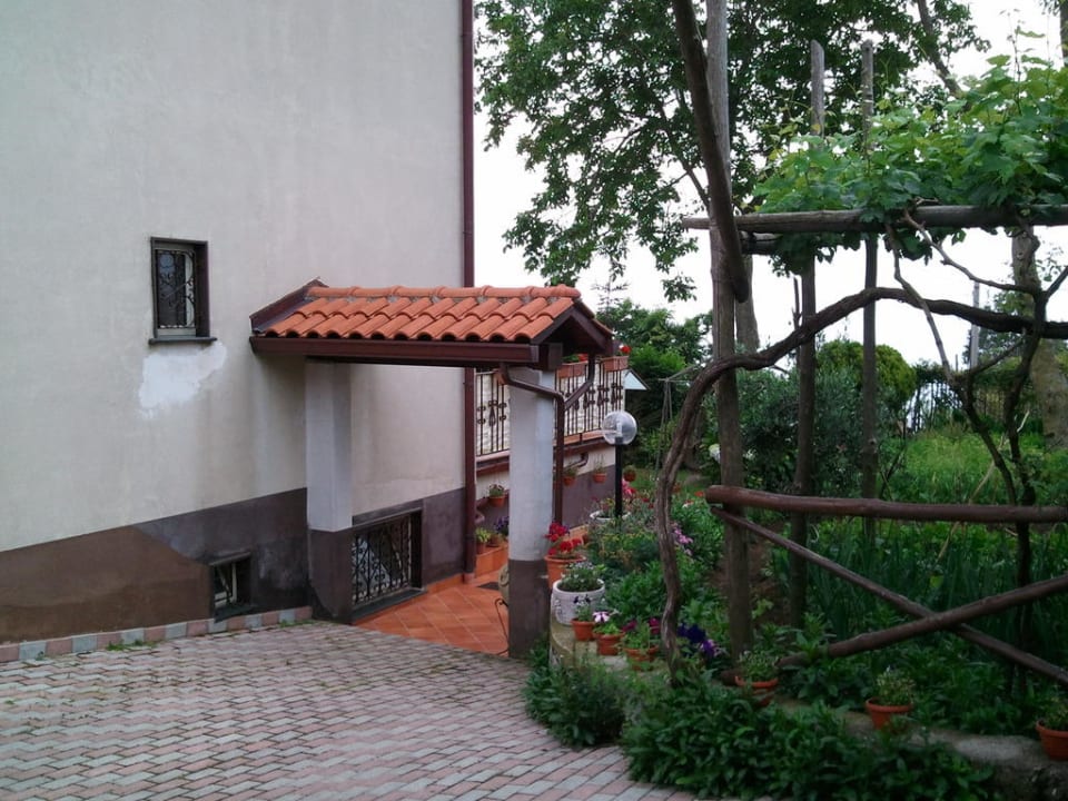 Zugang zum Garten und Rezeption Hotel Nido Degli Dei
