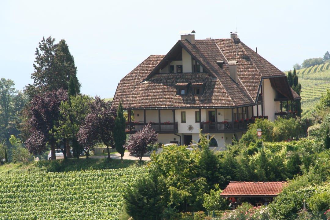 So sieht man das Haus vom Dorf Die Sonne in Kaltern