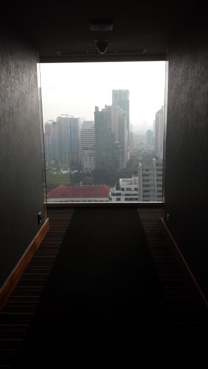 Hotelflur mit Panoramafenster Aloft Bangkok Sukhumvit 11