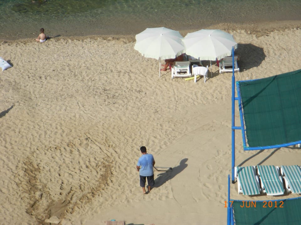 Strandwart beim Sandreinigen  Özkaymak Select Resort Hotel
