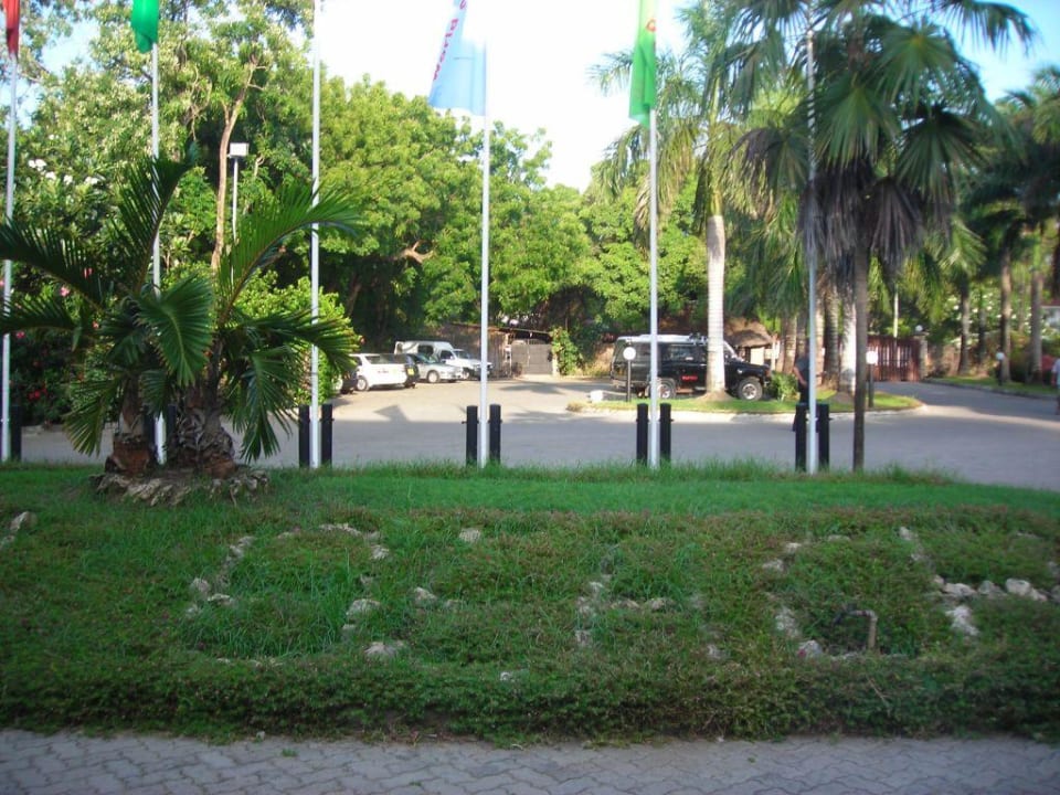 Die Hoteleinfahrt Bahari Beach Hotel