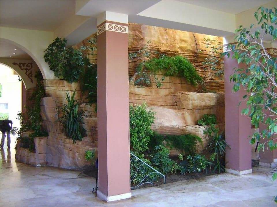 Schön bepflanzte Brunnen in der Innenanlage Hotel Sea Club Stella Di Mare