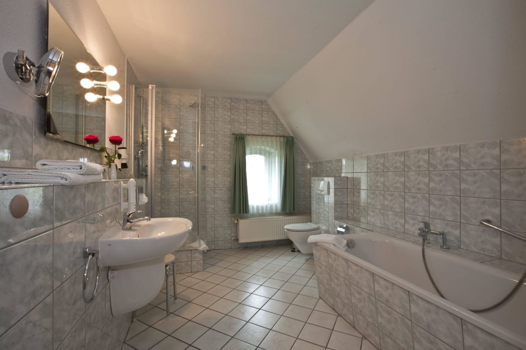 Bad mit Wanne, Dusche und Fenster Villa Knobelsdorff