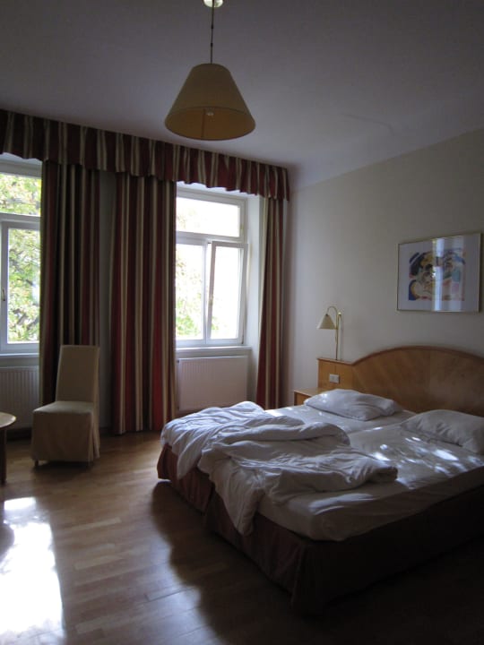 Bett und die großen Fenster Hotel Brauhof Wien