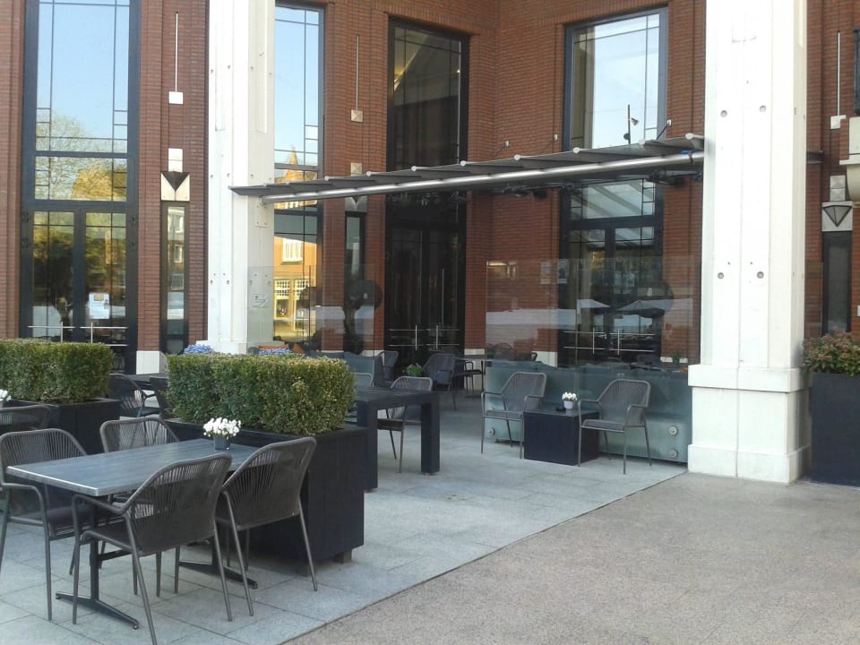 Links ist das Theatercafe TheaterHotel De Oranjerie