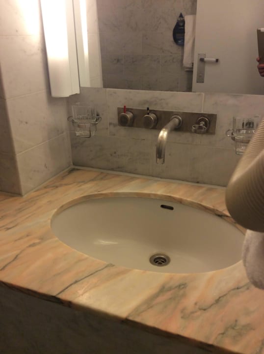 Waschbecken mit völlig veralteten Armaturen  Scandic Falconer