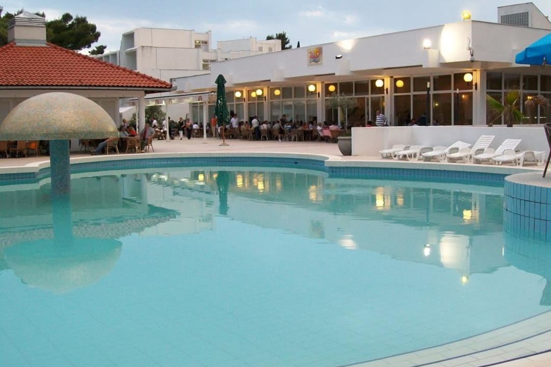 Blick vom Pool auf das Hotel Amadria Park Kids Hotel Andrija