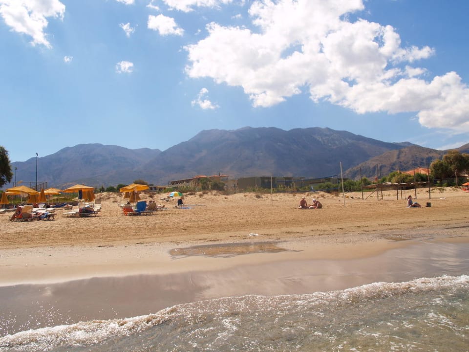 Plaża z widoiem na góry Vantaris Luxury Beach Resort