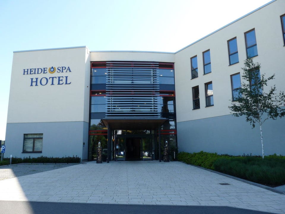 Hoteleingang HEIDE SPA Hotel & Resort