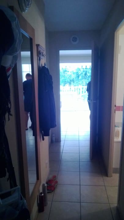 Flur - Blcik zum Wohnraum Pierre & Vacances Residenz Les Dunes du Médoc