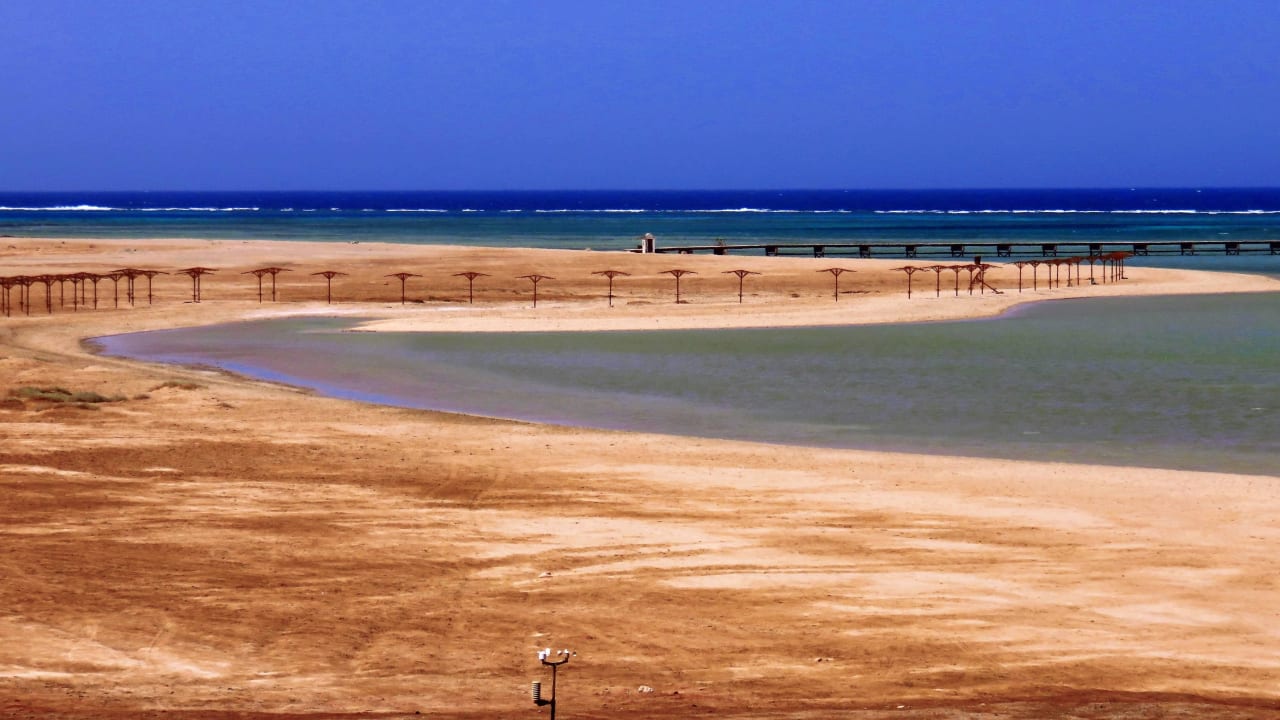 Links neben dem Hotelstrand Casa Mare Resort