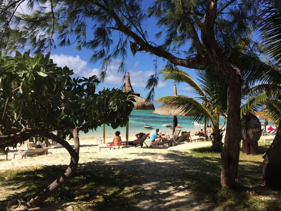 Sicht zum Strand vom Poolrestaurant Crystals Beach Resort Belle Mare, a member of Radisson Individuals