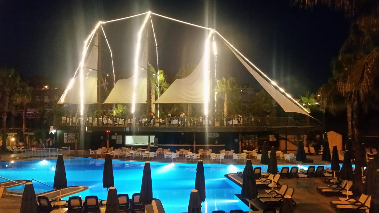 Schiffsrestaurant bei Nacht Can Garden Resort