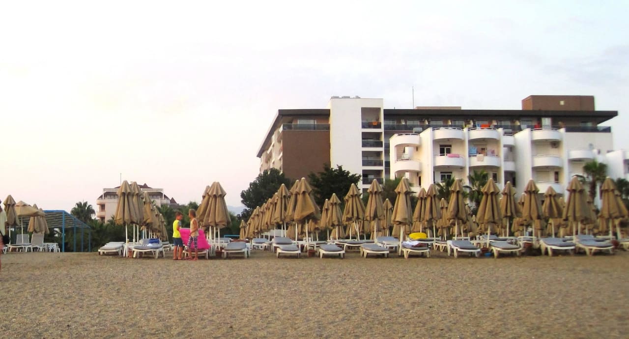Blick zum Hotel Hotel Royal Garden Beach