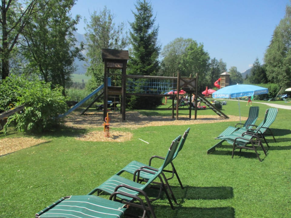 Garten mit Spielgeräten Hotel Bellevue am See