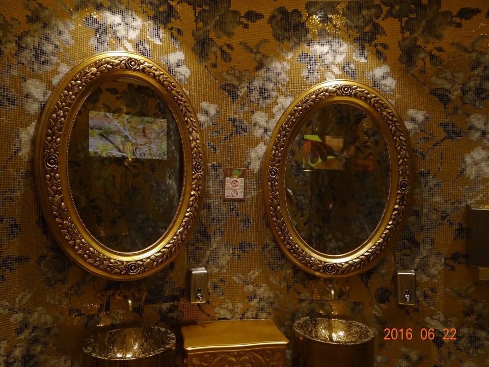 Fernseh im Spiegel Azura Deluxe Resort & Spa Hotel