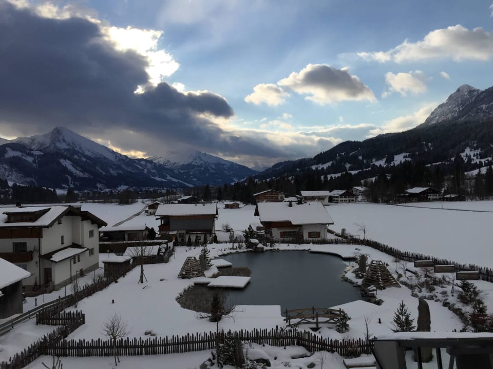 Blick auf den hauseigenen Bergsee Wellnesshotel Engel