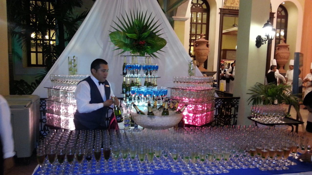 Empfangscocktail vor dem Hauptrestaurant Hotel Riu Tequila