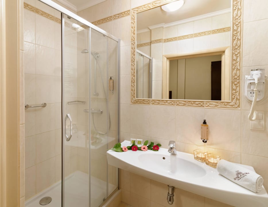 Łazienka z prysznicem Hotel Aurora Family & SPA