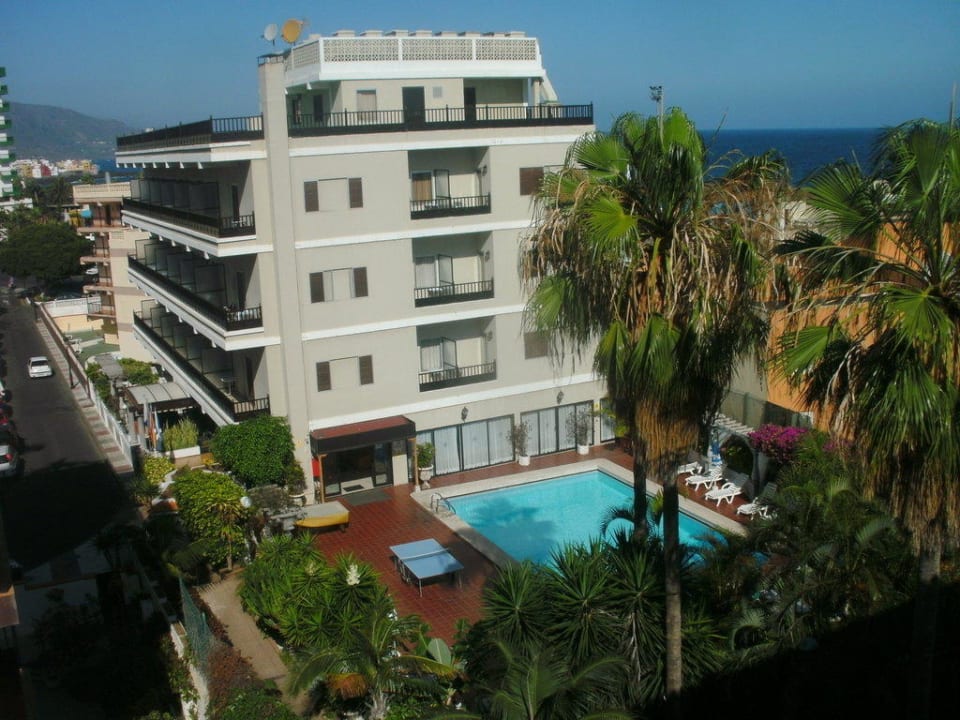 Hauptgebäude und Pool Hotel Don Manolito