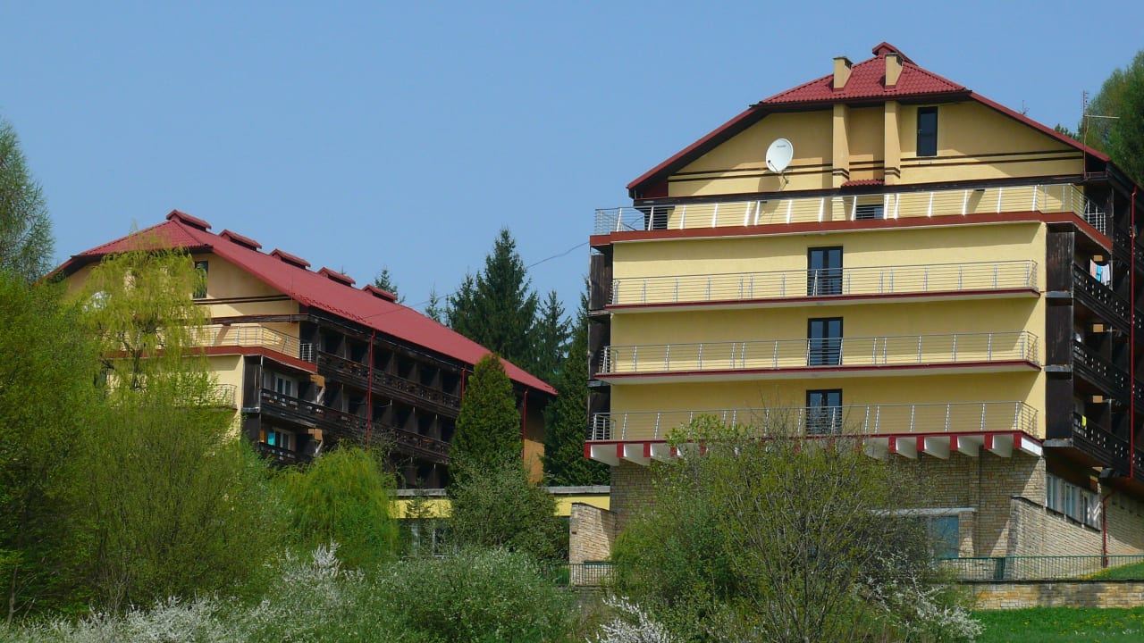 Dwa bliźniacze budynki hotelowe Rewita Solina