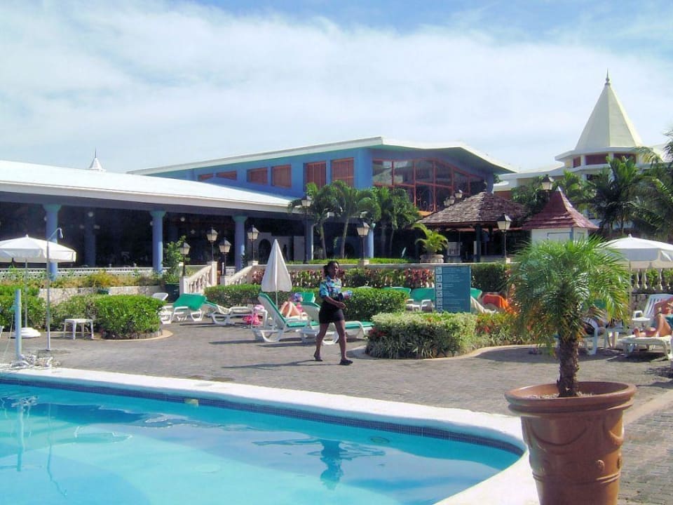 Blick Richtung Theater und Restaurant für Mittag Hotel Riu Palace Tropical Bay