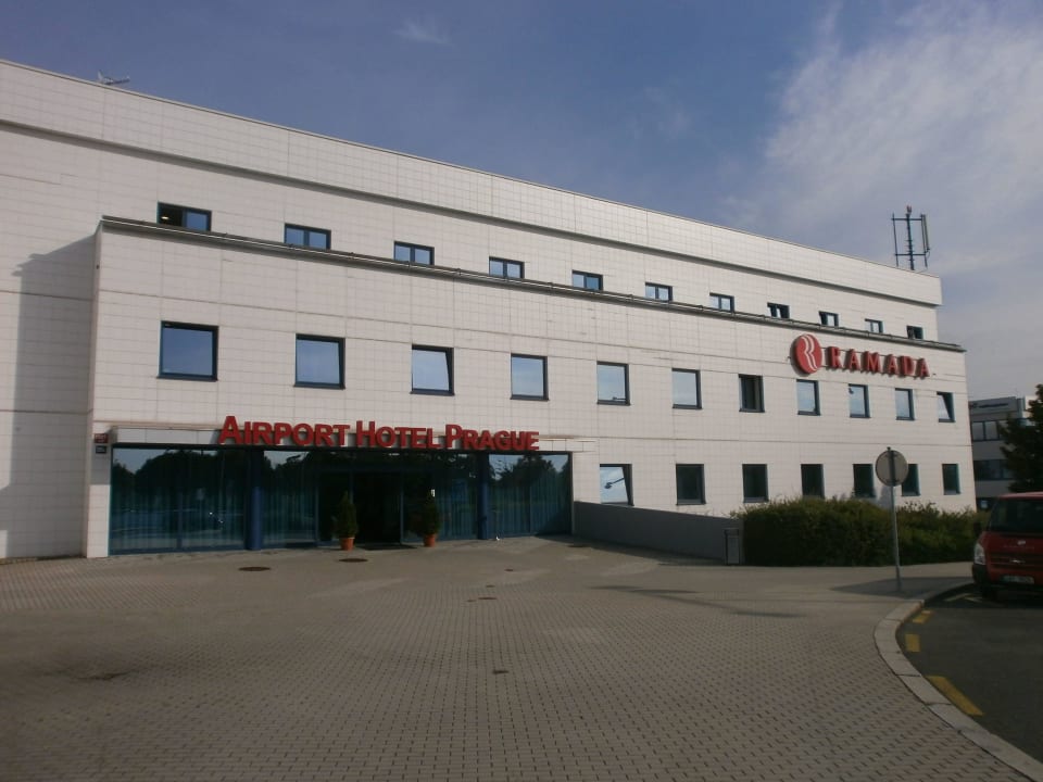 Eingang zum Hotel Hotel Ramada Airport