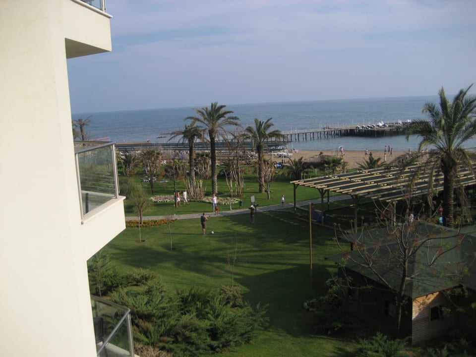 Blick vom Zimmerbalkon auf den Garten und Strand Arcanus Hotels Sorgun