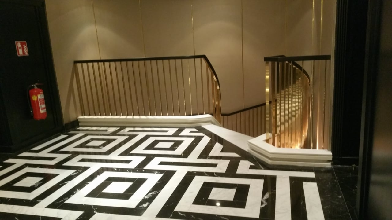Treppe vom 2ten Stock zu Lobby  Hilton Vienna Plaza