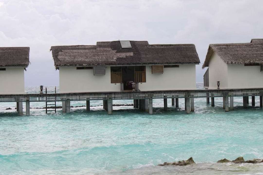 Wasserbungalow von aussen NH Collection Maldives Reethi Resort