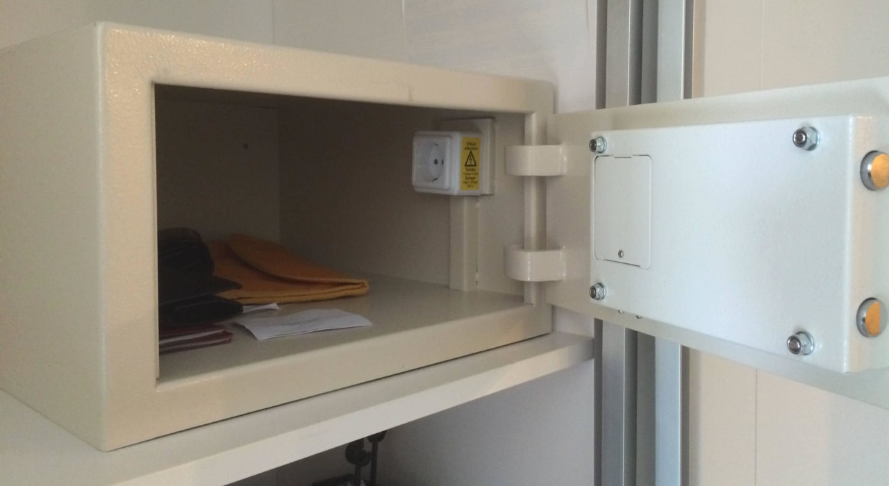 Zimmer-Schrank-Safe mit Steckdose Hane Family Resort