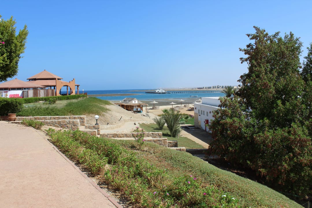 Panoramabar und Strand mit Tauchbasis. Three Corners Equinox Beach Resort