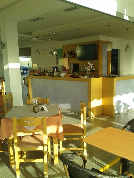 Frühstücksbuffet und Bar am Abend Apartments Athina