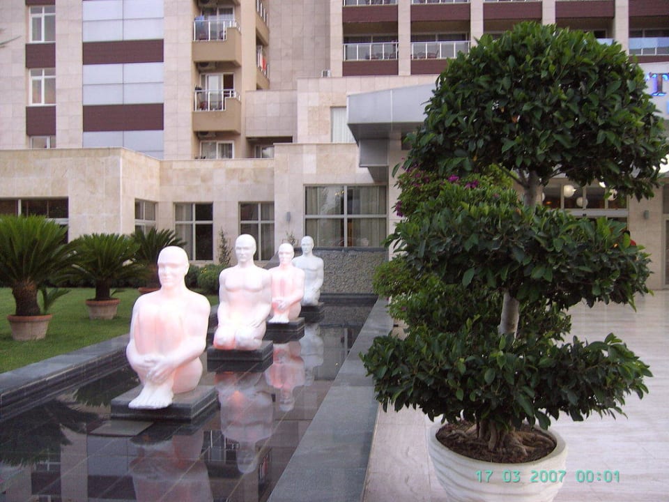 Beleuchtete Figuren im Eingangsbereich Hotel Terrace Beach Resort