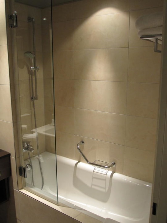 Geschmackvolles Badezimmer Hotel Courtyard by Marriott Linz
