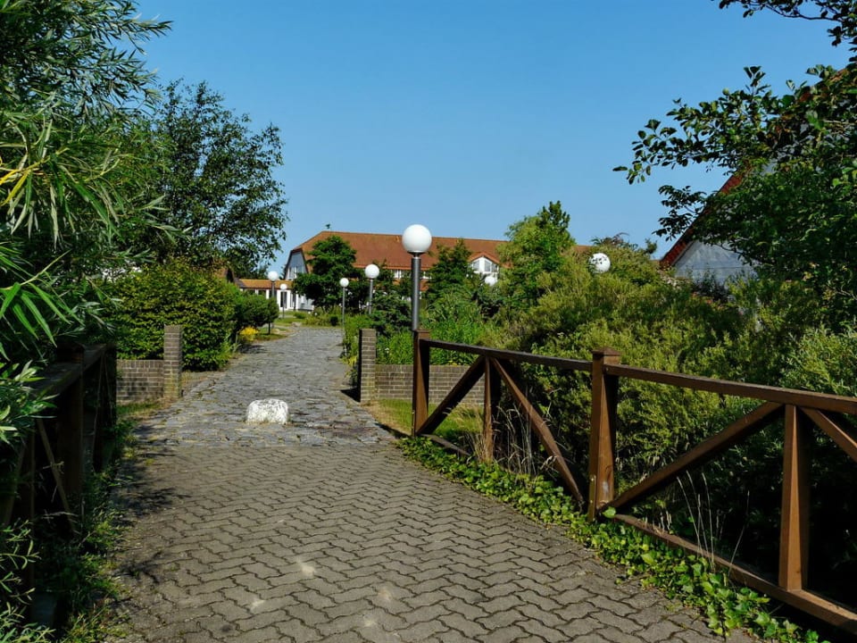 Weg vom Parkplatz AEDENLIFE Hotel & Resort Rügen