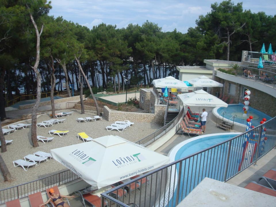 Kinderpool mit Liegeflächen Family Hotel Vespera