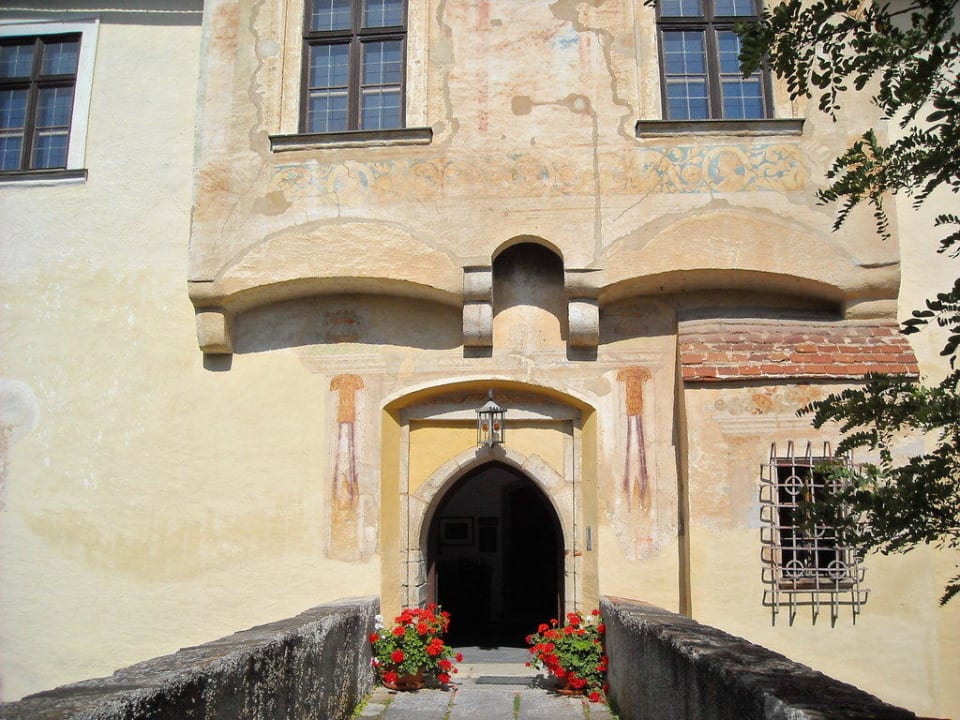 Eingang mit Brücke über den Burggraben Hotel Burg Oberranna