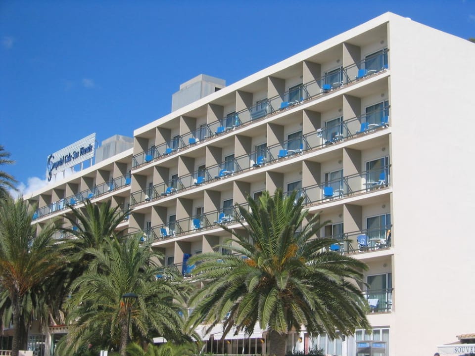 Blick aufs Hotel von der Strandpromenade El Somni Ibiza Dream Hotel by Grupotel