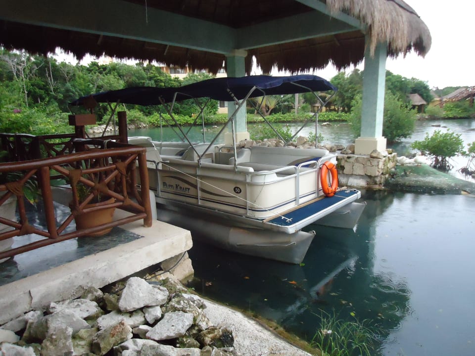 Mit dem Boot kann man durch die Anlage schippern Grand Palladium Kantenah Resort & Spa