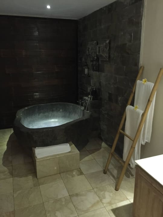 Badewanne aus Stein Sankara Ubud Resort