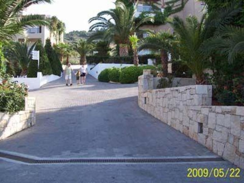 Geh- und Zufahrtswege in der Hotelanlage Grand Hotel Holiday Resort