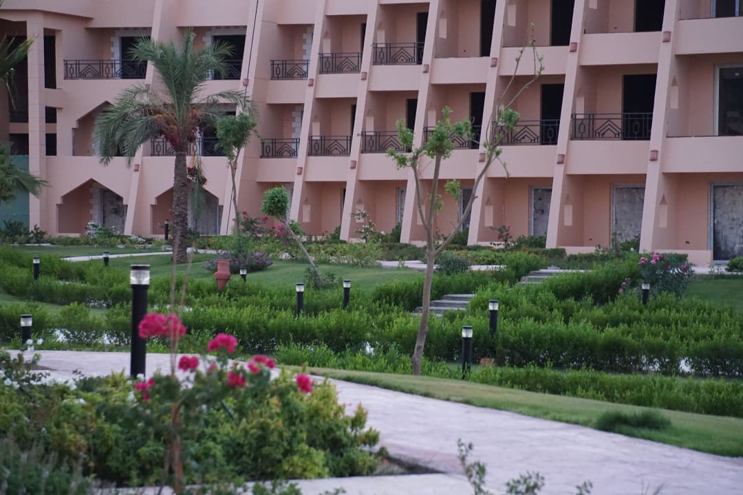 Widok na trawnik i hotel Jasmine Palace Resort & Spa