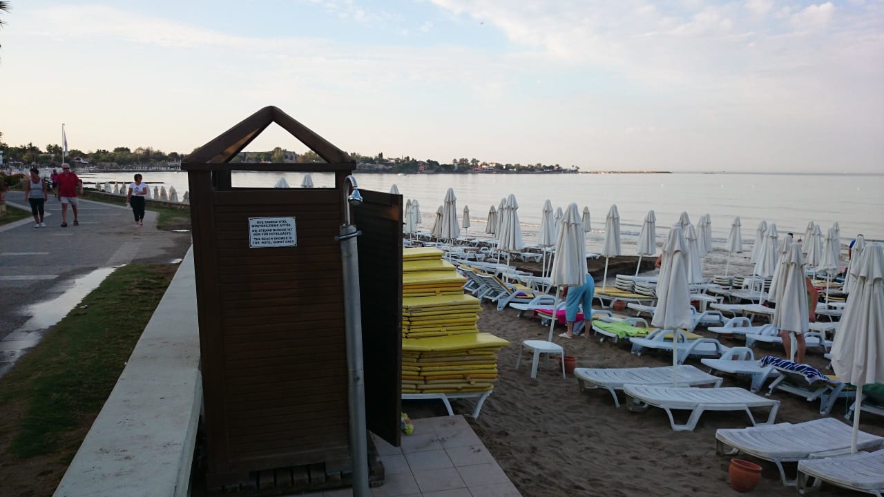 Dusche und Umkleidekabine am Strand Side Bay Hotel
