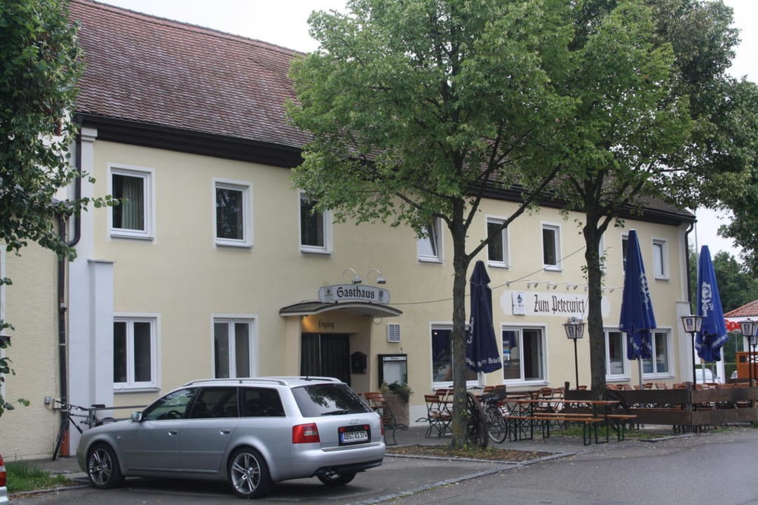 Die Pension von der Straße aus fotografiert Pension Zum Peterwirt