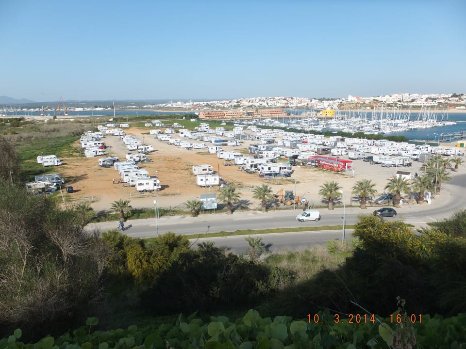 Blick von Portimao auf den Campingplatz  NH Marina Portimão Resort